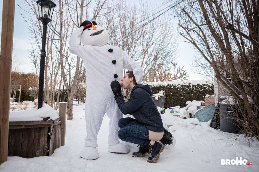 Snowman gets his cock sucked